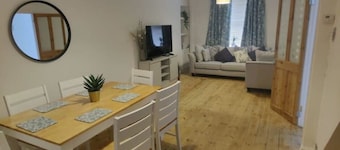 3 Bed • Parking • Smart TV`s • Great for Work