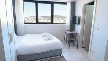 1 slaapkamer, een bureau, een strijkplank/strijkijzer, wifi