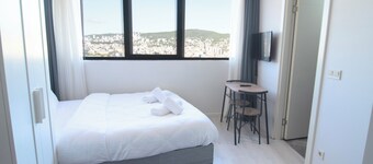 28th Floor cozy Studio