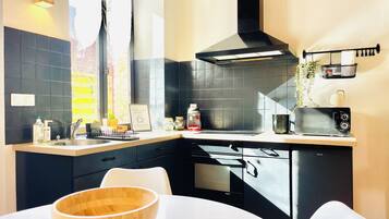 Een koelkast, een microgolfoven, een oven, een kookplaat