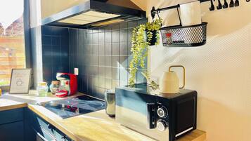 Een koelkast, een microgolfoven, een oven, een kookplaat