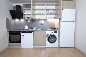 Réfrigérateur, un four, surface de cuisson, lave-vaisselle