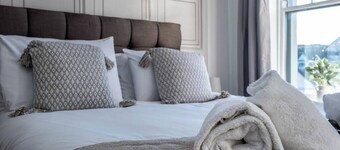 Contractor Room • Kitchen • Central Spot