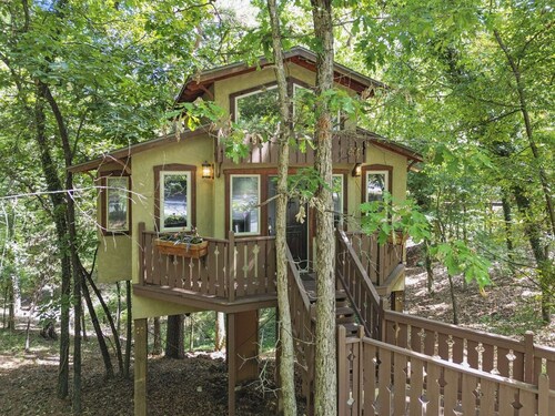 Swiss Chalet Treehouse with Jacuzzi