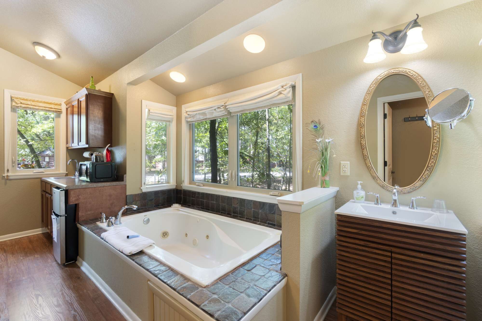 Shower, jetted bath, hair dryer, towels