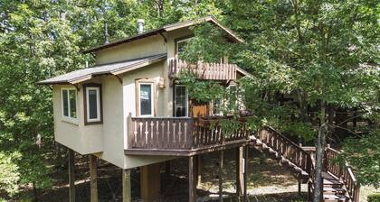 The Love Nest Treehouse with Jacuzzi