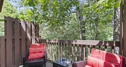 Cedar Manor Treehouse with Jacuzzi