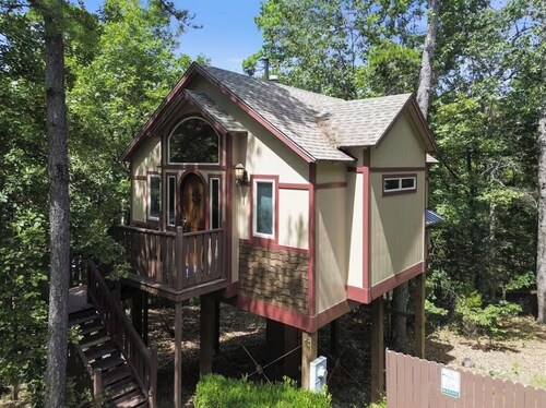 Cedar Manor Treehouse with Jacuzzi