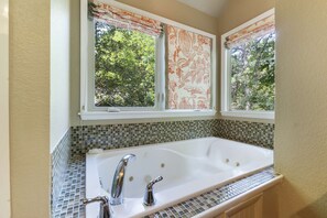 Shower, jetted bath, hair dryer, towels - Cedar Manor Treehouse with Jacuzzi (Eureka Springs)