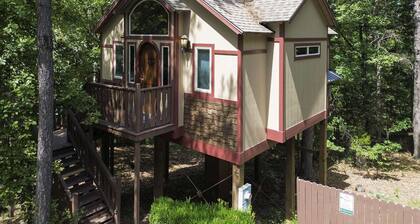 Cedar Manor Treehouse with Jacuzzi
