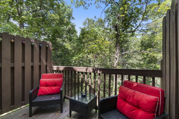 Property grounds - Sanctuary Treehouse with Jacuzzi (Eureka Springs)