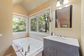 Shower, jetted tub, hair dryer, towels - Sanctuary Treehouse with Jacuzzi (Eureka Springs)