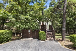 Exterior - Sanctuary Treehouse with Jacuzzi (Eureka Springs)