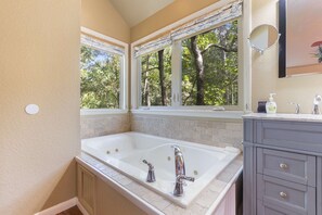 Shower, jetted tub, hair dryer, towels - Sanctuary Treehouse with Jacuzzi (Eureka Springs)