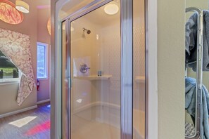 Shower, jetted tub, hair dryer, towels - Sanctuary Treehouse with Jacuzzi (Eureka Springs)
