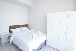 Desk, iron/ironing board, WiFi, bed sheets