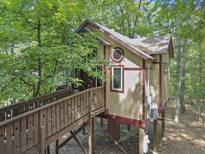 Exterior - Royal Oak Treehouse with Jacuzzi (Eureka Springs)