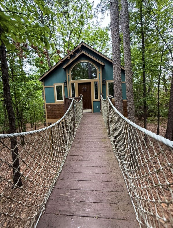 Property grounds - Big Pine Treehouse with Jacuzzi (Eureka Springs)