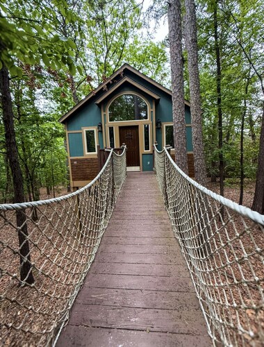 Big Pine Treehouse with Jacuzzi