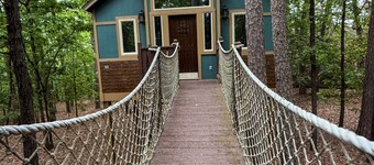 Big Pine Treehouse with Jacuzzi