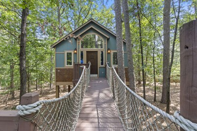 Big Pine Treehouse with Jacuzzi