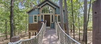 Big Pine Treehouse with Jacuzzi