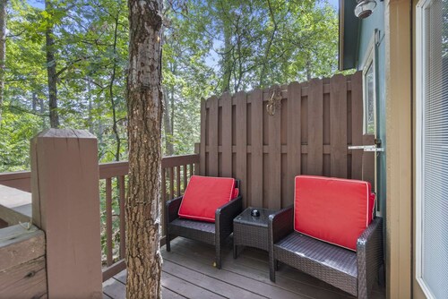 Big Pine Treehouse with Jacuzzi