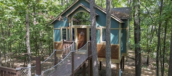 Big Pine Treehouse with Jacuzzi