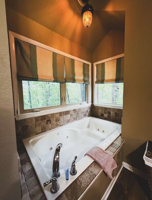 Shower, jetted bath, hair dryer, towels - Big Pine Treehouse with Jacuzzi (Eureka Springs)