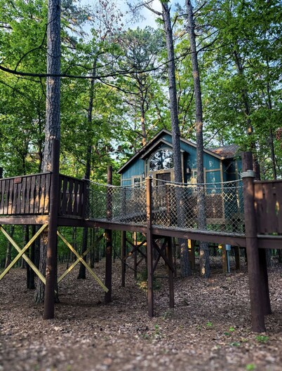 Big Pine Treehouse with Jacuzzi