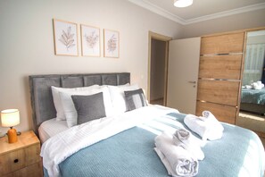 2 عدّة غرف نوم ومكواة/لوح كي وواي فاي مجانًا وملاءات أسرّة