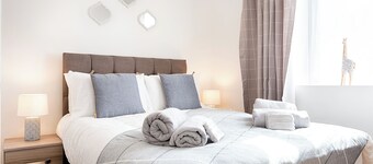 Contractor-Approved • 4 Bed • Smart TVs •Access M4