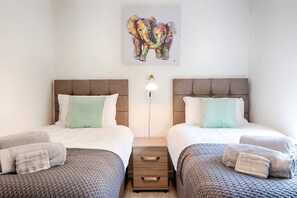 4 bedrooms, iron/ironing board, WiFi, bed sheets - Contractor-Approved • 4 Bed • Smart TVs •Access M4 (Swansea)