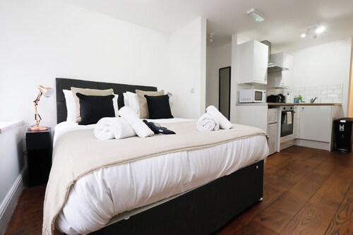 Contractor Studio • Parking • Smart TV & Kitchen