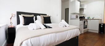 Contractor Studio • Parking • Smart TV & Kitchen