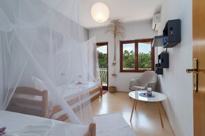 1 bedroom, iron/ironing board, travel cot, free WiFi