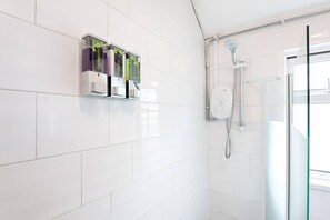 Douche, sèche-cheveux