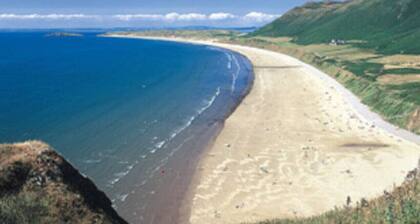 Work Stay: 3BR âą Near Stadium âą Smart TVs