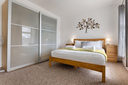 Four bedroom  in United Kingdom of Great Britain and Northern Ireland, Loughor