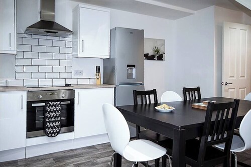 Perfect Location with Parking - Jersey House