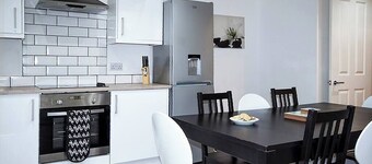 Perfect Location with Parking - Jersey House