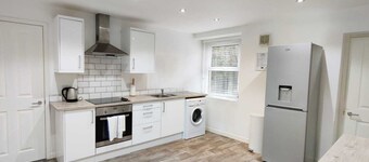 Perfect Location with parking -Jersey Lodge