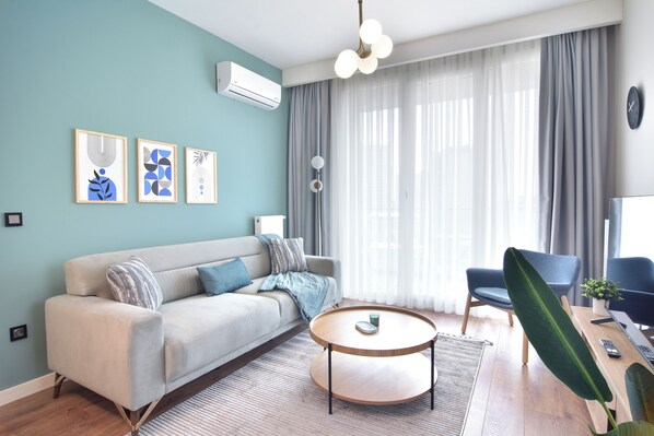Smart TV, offices - 13th floor Brand new cozy 2BR Apt with Balcony (Bağcılar)