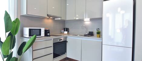 ثلاجة، ميكروويف، فرن، موقد طهي مسطح