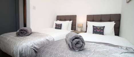 4 bedrooms, iron/ironing board, free WiFi