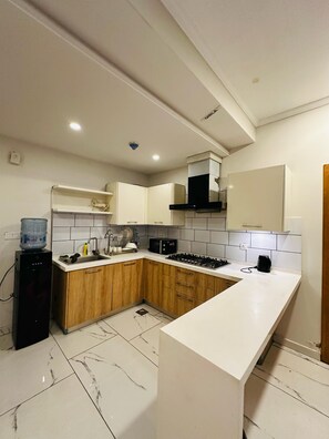 Refrigerador, microondas, parrilla de estufa y tetera eléctrica