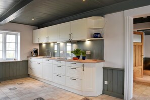 Fridge, microwave, oven, stovetop - Holiday home Nele - terrace, sauna, fenced garden, 3 bedrooms, fireplace (Emmelsbüll-Horsbüll)