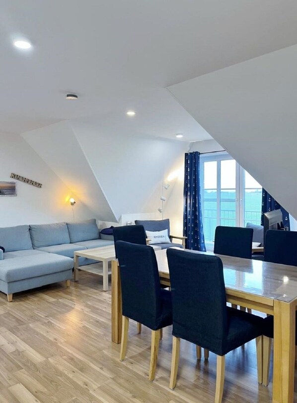 TV, books - Vacation home "Am Koog" - 3 bedrooms, terrace, rural (Fahretoft)