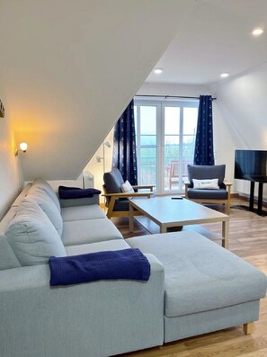 TV, books - Vacation home "Am Koog" - 3 bedrooms, terrace, rural (Fahretoft)