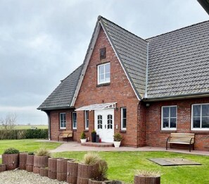 Exterior - Vacation home "Am Koog" - 3 bedrooms, terrace, rural (Fahretoft)